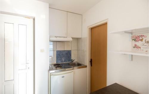 Beautiful Apartment In Klek With