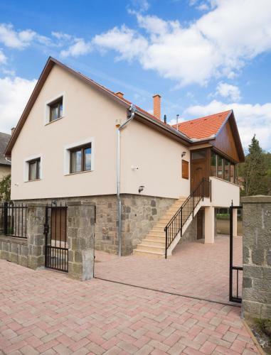 Harangvir�g Apartmanh�z - Visegr�d
