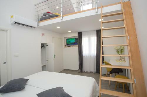 Hostal Central Old Town Rooms