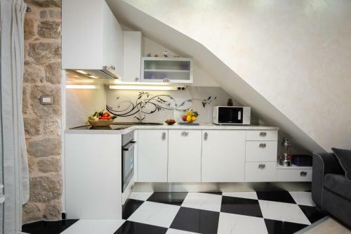 Hostal Apartment And Room Nona Stella