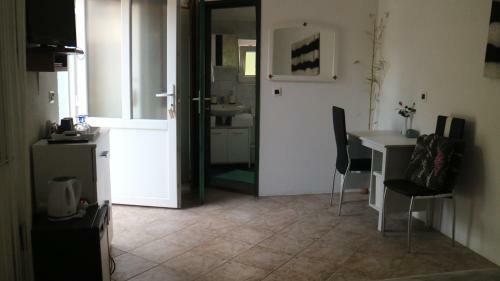 Hostal Rooms And Apartments V&m