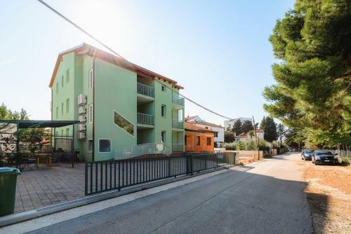 Hostal Andrea House With Apartments
