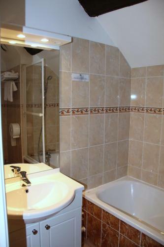 Hotel Logis Des Trois Maures