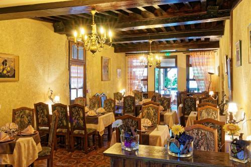 Hotel Logis Des Trois Maures