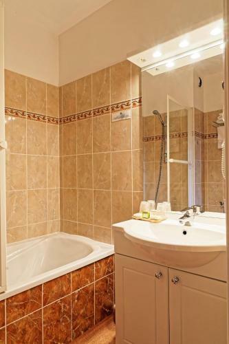 Hotel Logis Des Trois Maures