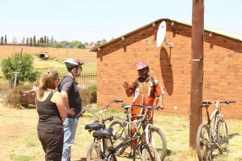 Albergue Authentic Bicycle Tours And Backpackers
