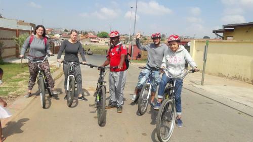Albergue Authentic Bicycle Tours And Backpackers