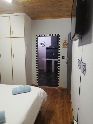 Hostal The V8 Guest House