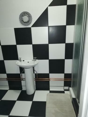 Hostal The V8 Guest House