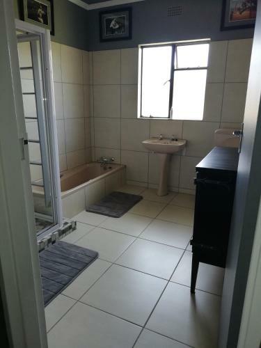 Hostal The V8 Guest House