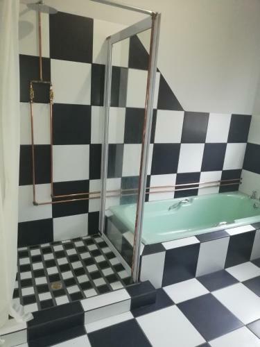 Hostal The V8 Guest House