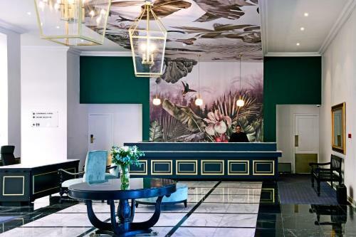 Lord Charles Hotel
