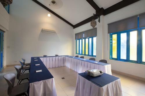 Hotel Microtel By Wyndham Puerto Princesa
