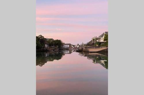 Canal House: Waterfront Property For Rent