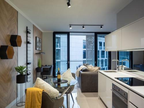 Elegant 1 Bedroom Apartment In Waterfall
