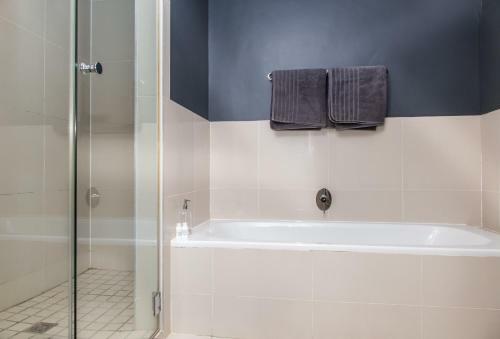 Modern Beachfront 2 Bed Apartment 144 Eden On The Bay, Blouberg, Cape Town
