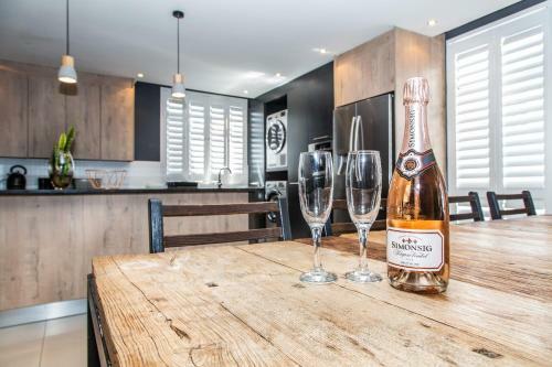 Modern Beachfront 2 Bed Apartment 144 Eden On The Bay, Blouberg, Cape Town