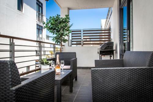 Modern Beachfront 2 Bed Apartment 144 Eden On The Bay, Blouberg, Cape Town