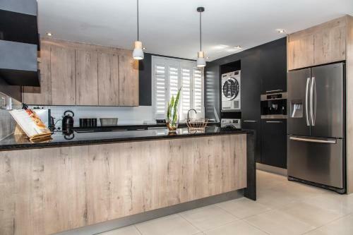 Modern Beachfront 2 Bed Apartment 144 Eden On The Bay, Blouberg, Cape Town