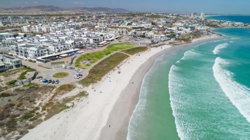 Modern Beachfront 2 Bed Apartment 144 Eden On The Bay, Blouberg, Cape Town