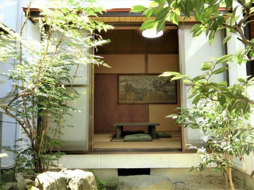 Bed & Breakfast Shirokuma Inn