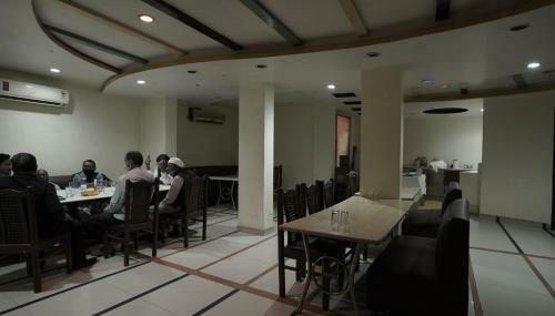 Hotel Paradise By Wb Inn