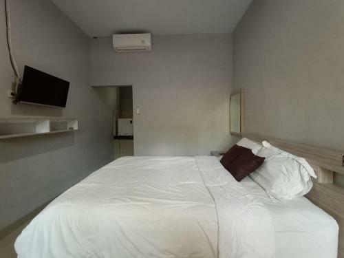 Hostal Luminous Guest House By Wizzela