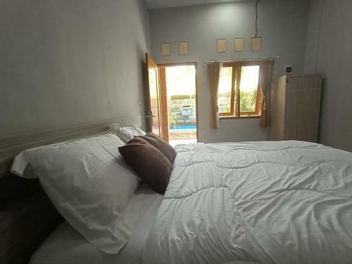 Hostal Luminous Guest House By Wizzela