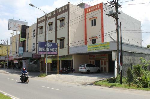 Hostal Penginapan Transit Tomato