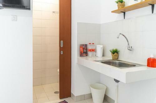 Hostal Reddoorz Plus @ Ecohome Citra Raya Tangerang