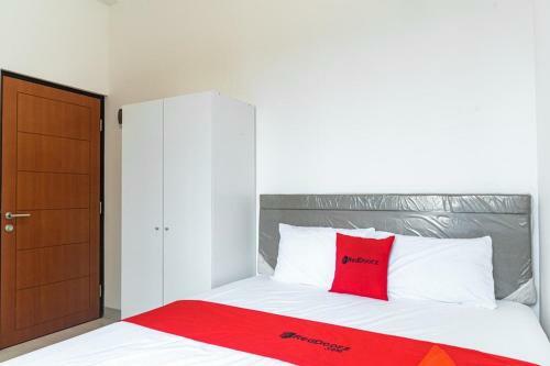 Hostal Reddoorz Plus @ Ecohome Citra Raya Tangerang