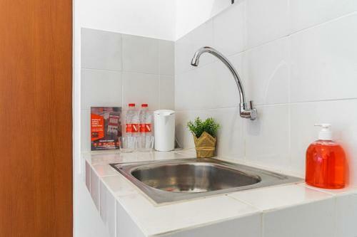 Hostal Reddoorz Plus @ Ecohome Citra Raya Tangerang