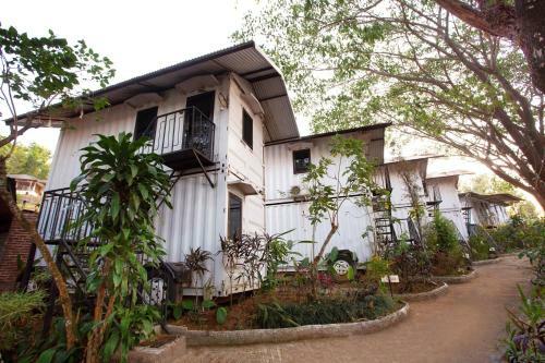 Royal Caravan Trawas Hotel