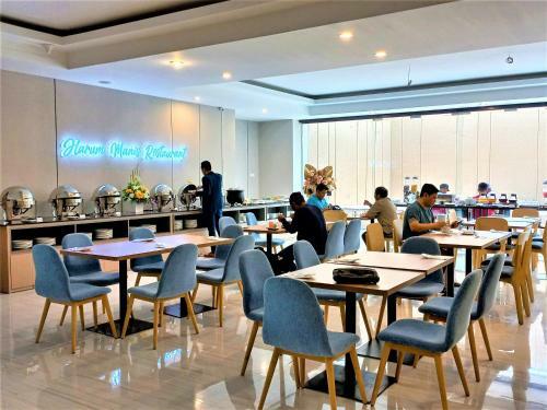 Front One King Hotel Tuban