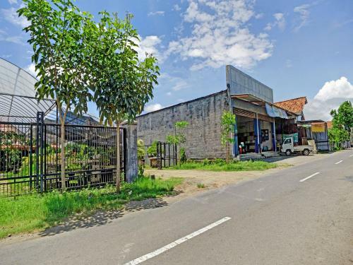 Hotel Spot On 90742 Kinanthy Homestay Syariah