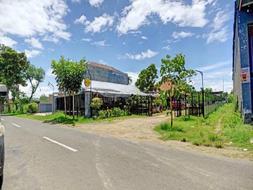 Hotel Spot On 90742 Kinanthy Homestay Syariah