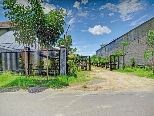 Hotel Spot On 90742 Kinanthy Homestay Syariah