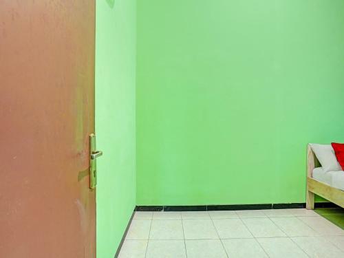 Hotel Oyo 90611 Griya Kutisari V Residence