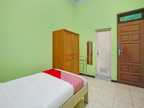 Hotel Oyo 90611 Griya Kutisari V Residence