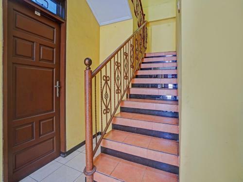 Hotel Oyo 90611 Griya Kutisari V Residence