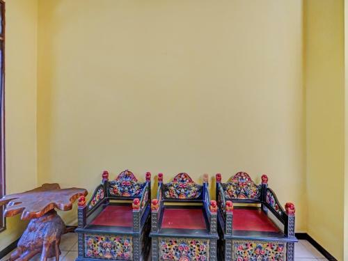 Hotel Oyo 90611 Griya Kutisari V Residence