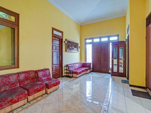 Hotel Oyo 90611 Griya Kutisari V Residence