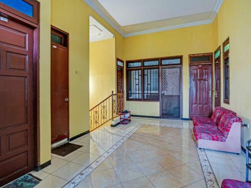 Hotel Oyo 90611 Griya Kutisari V Residence
