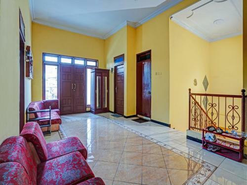 Hotel Oyo 90611 Griya Kutisari V Residence