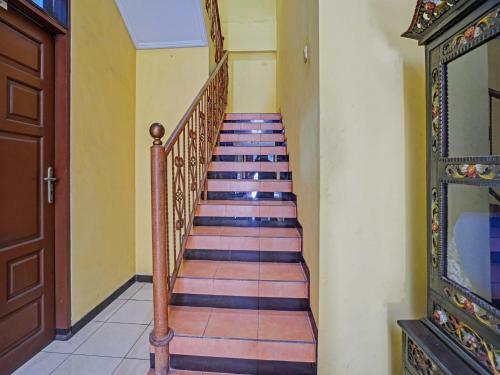 Hotel Oyo 90611 Griya Kutisari V Residence