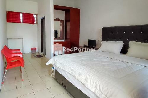 Hostal Bernard Guest House & Resto Redpartner