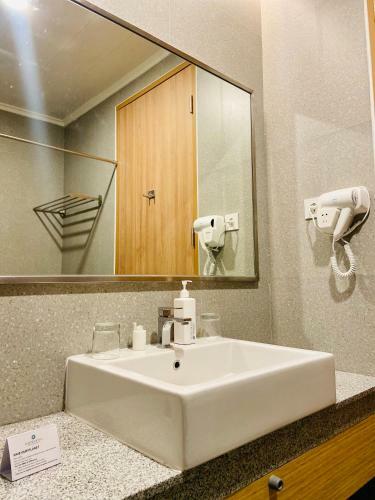 Kambaniru Beach Hotel And Resort