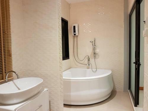Hotel Look At Home Lamphun