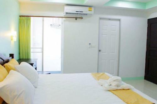 Hotel J Jamroon Place