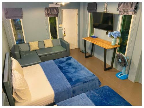 Hostal The One House